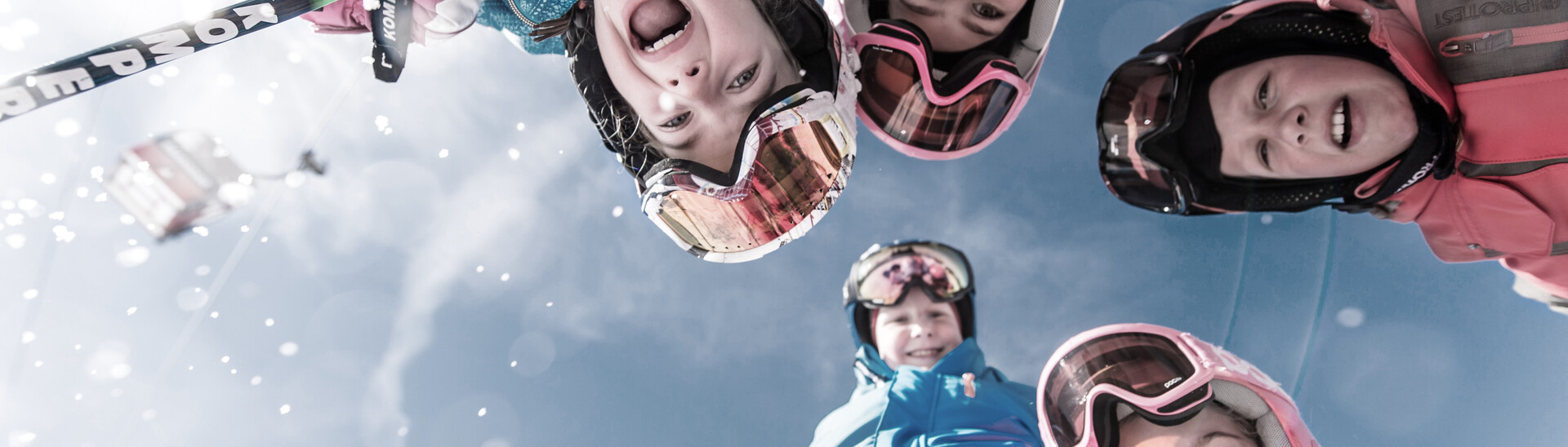 Familien mit Kindern genießen einen Skitag im Snow Space Salzburg mit der Familien-Tageskarte der Ski Amade