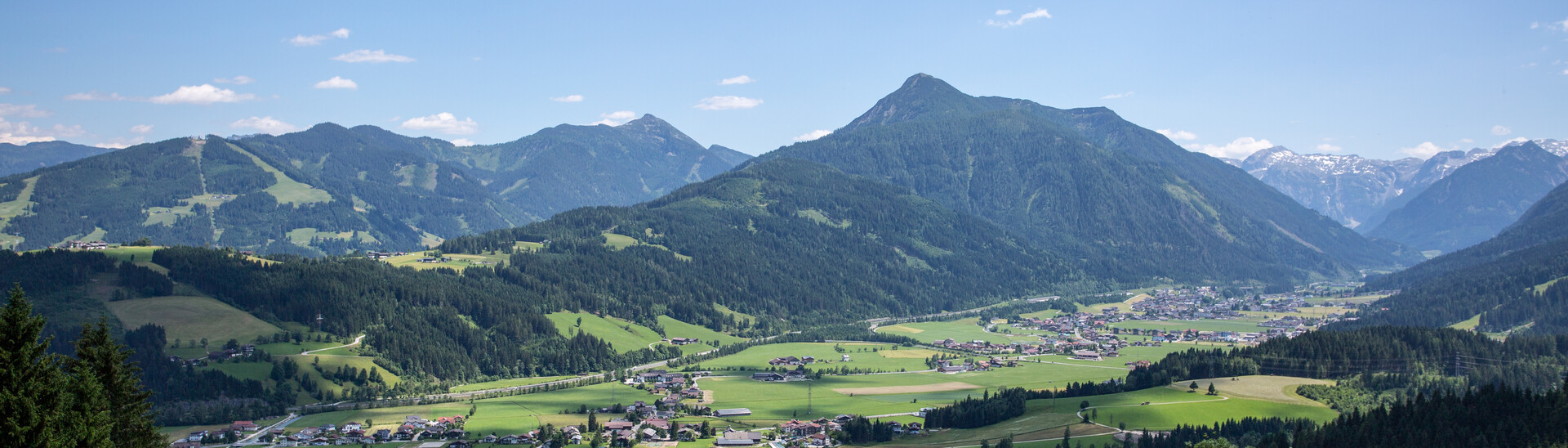 Vogelperspektive auf das Tal von Flachau im Sommer