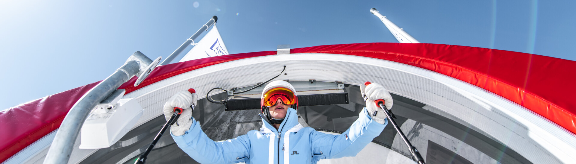 Starthaus mit Skifahrer | Snow Space Salzburg