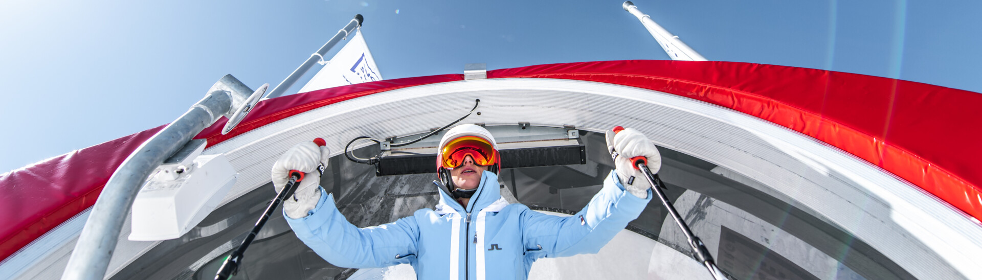 Starthaus mit Skifahrer | Snow Space Salzburg