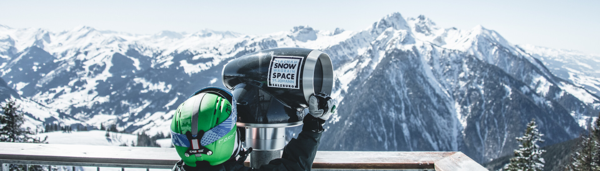 Schneekanone mit Blick auf die Winterlandschaft