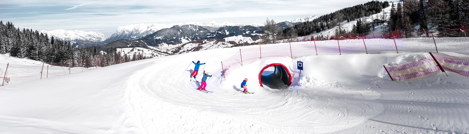 Skiers on the fun slope through the tunnel | © Bergbahnen AG Wagrain