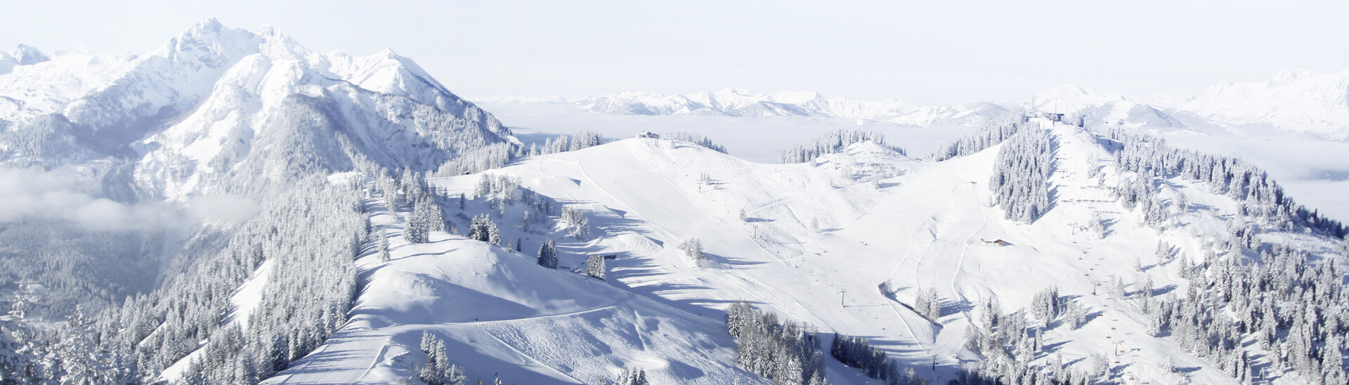 Landscape shot showing the snow-covered Hirschkogel and Gernkogel mountains in St. Johann-Alpendorf at Snow Space Salzburg ski resort. | © Snow Space Salzburg Snow-covered landscape with Hirschkogel and Gernkogel mountains in St. Johann-Alpendorf at Snow Space Salzburg ski resort | © Snow Space Salzburg