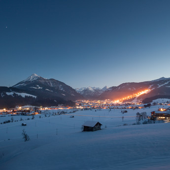 View to the lighted ski area Flachau in Snow Space Salzburg at night | © Bergbahnen Flachau GmbH