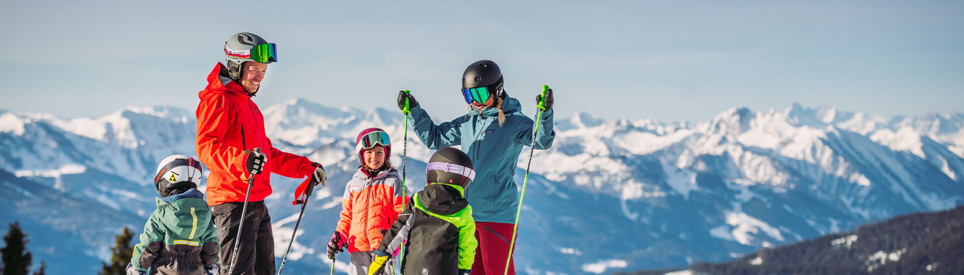 familie-skifahren-snowspace-salzburg-bergwelt 