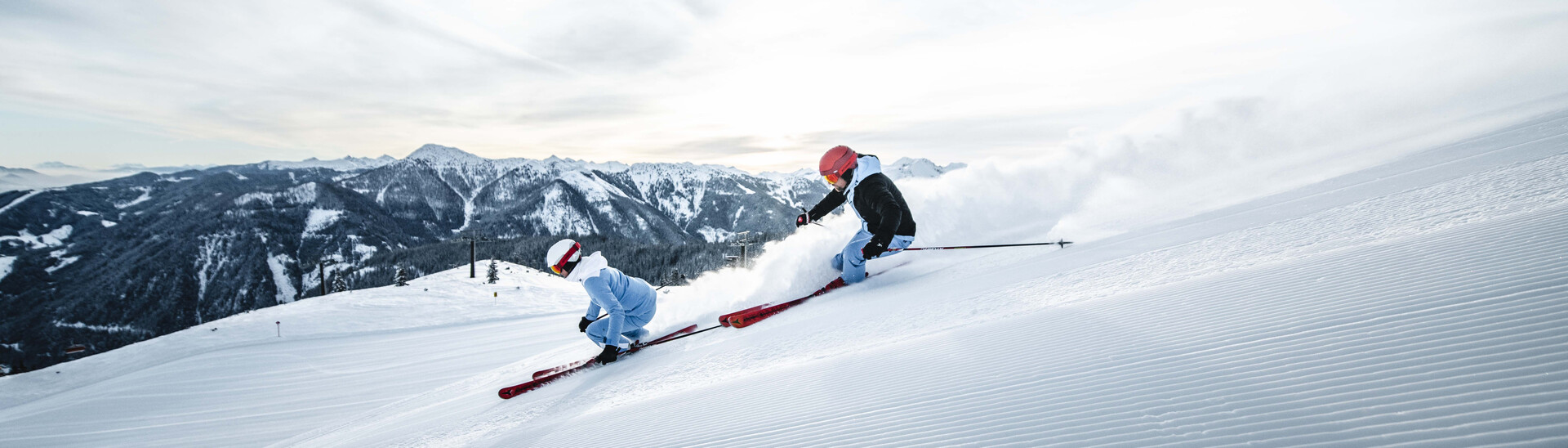 Frischpräparierte Piste mit Skifahrer