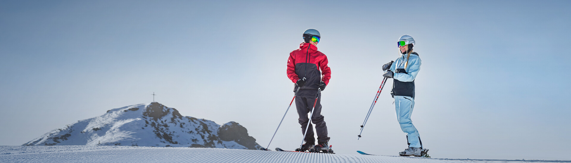 Skifahrer auf dem Gipfelkreuz im Snow Space Salzburg