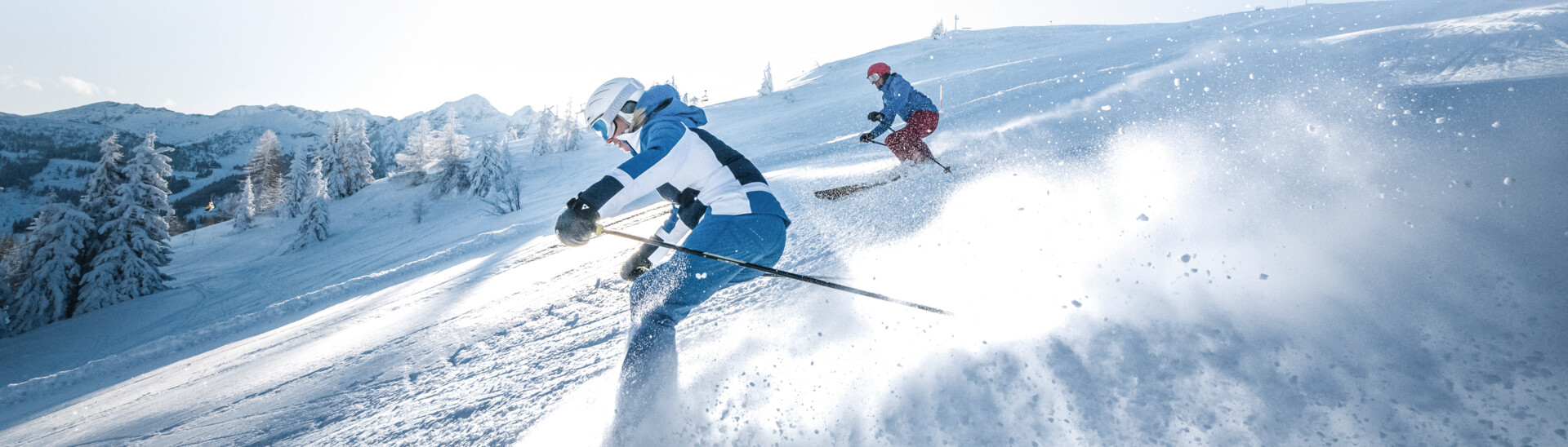 Zwei Skifahrer ziehen ihre Schwünge über die perfekt präparierten Pisten im Skigebiet Snow Space Salzburg | © Ski amadé