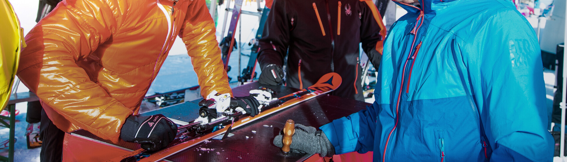 Mann wachselt Skier in einem der Service-Zelte auf der Piste in Wagrain im Snow Space Salzburg | © Bergbahnen AG Wagrain