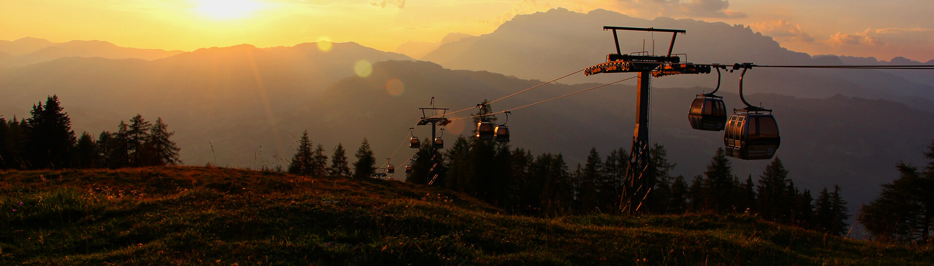 Sonnenaufgang in den Bergen - Bergbahnen-Snow-Space